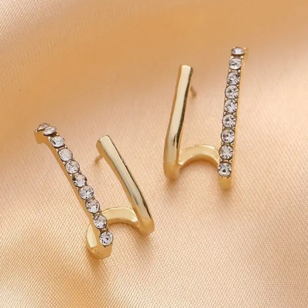 NEW Minimalistic Elegant 14k Gold Little Diamond Simple Evening Stud Earrings
